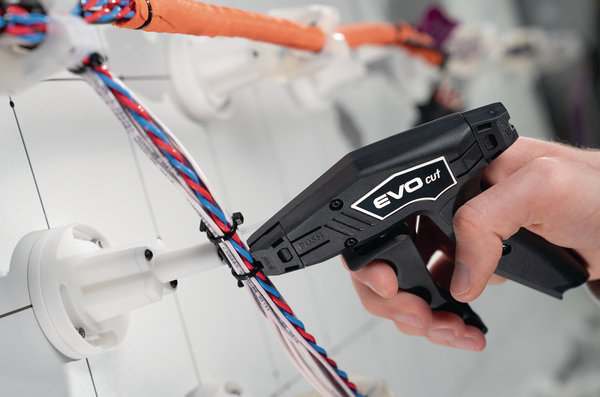 L’outil EVO cut coupe les colliers de serrage en plastique en toute sécurité sans endommager les câbles